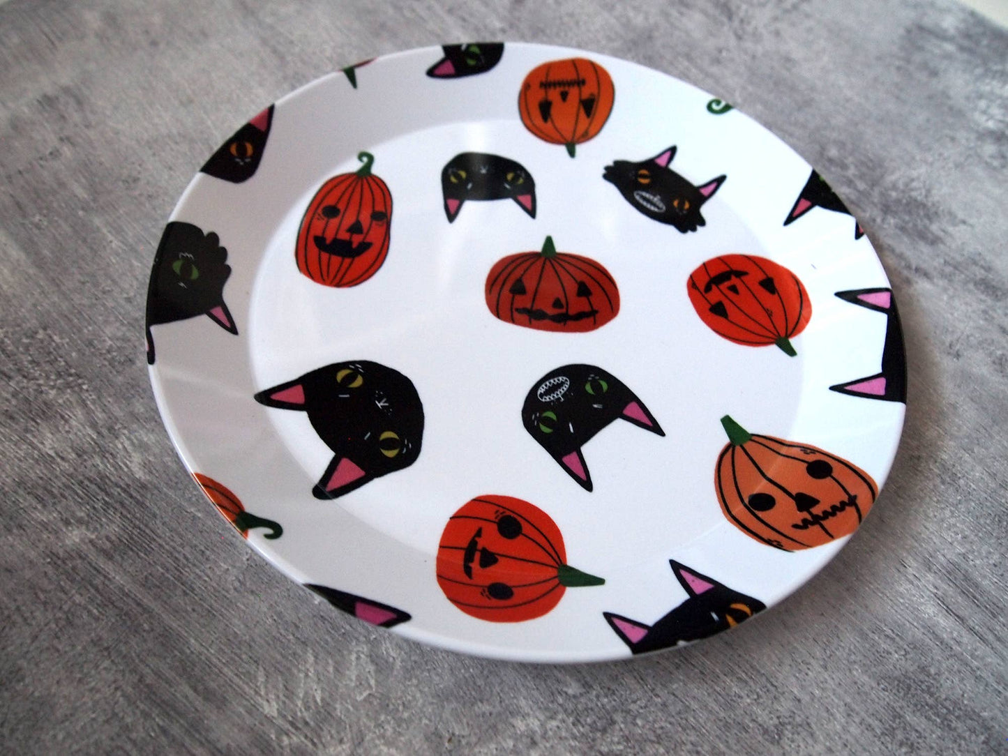 Halloween cats and pumpkins party plate, plastic plate