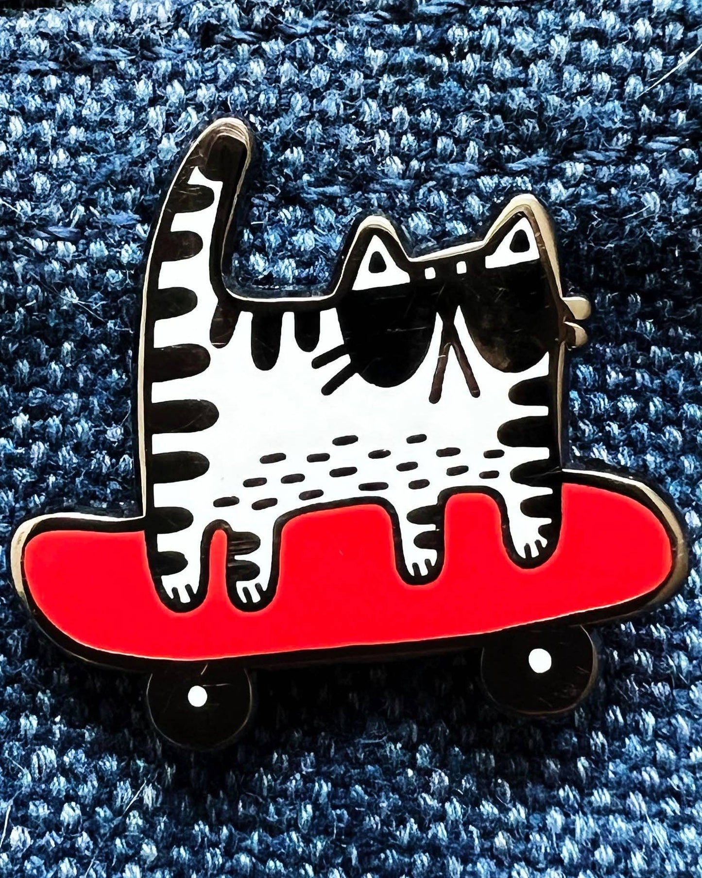 ShangDaili - Cat Enamel Pin - Cat on a Skateboard